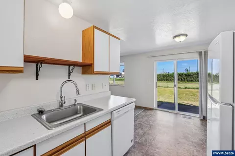 Kitchen - 4286-4288 Northside Dr NE, Keizer, OR 97303 photo 4 of 5