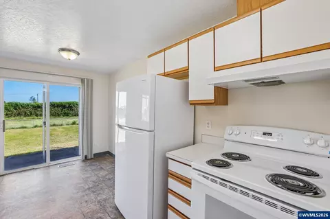 Kitchen - 4286-4288 Northside Dr NE, Keizer, OR 97303 photo 5 of 5