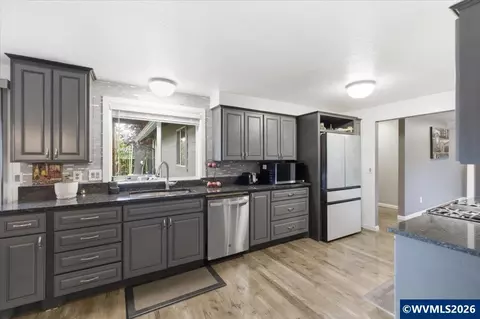 Kitchen - 4580 Thrush Dr NE, Salem, OR 97301 photo 2 of 8