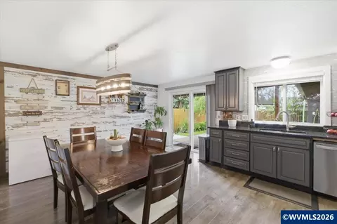 Dining - 4580 Thrush Dr NE, Salem, OR 97301 photo 4 of 4