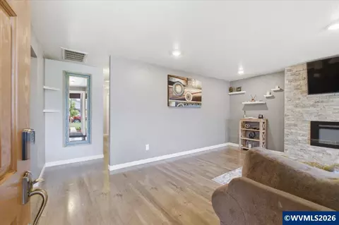 Entry Way - 4580 Thrush Dr NE, Salem, OR 97301 photo 2 of 2
