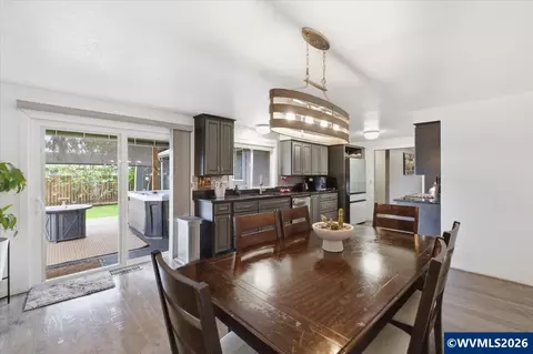 Dining - 4580 Thrush Dr NE, Salem, OR 97301 photo 3 of 4