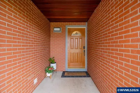 Entry Way - 4580 Thrush Dr NE, Salem, OR 97301 photo 1 of 2