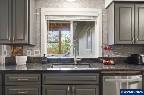 Kitchen - 4580 Thrush Dr NE, Salem, OR 97301 photo 6 of 8