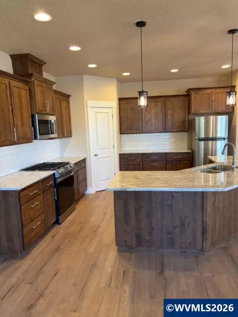 Kitchen - 708 NW George Ct, Sublimity, OR 97385 photo 2 of 5