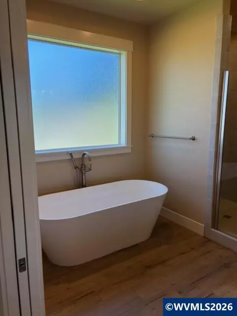 Bath - 708 NW George Ct, Sublimity, OR 97385 photo 2 of 5