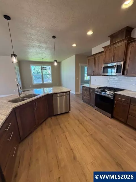 Kitchen - 708 NW George Ct, Sublimity, OR 97385 photo 4 of 5
