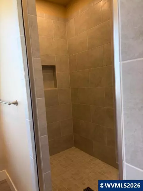 Bath - 708 NW George Ct, Sublimity, OR 97385 photo 3 of 5