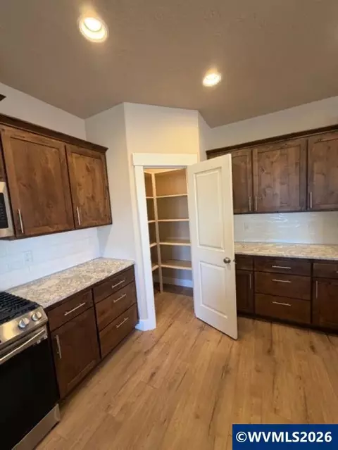 Kitchen - 708 NW George Ct, Sublimity, OR 97385 photo 3 of 5