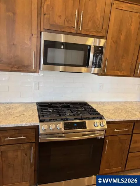 Kitchen - 708 NW George Ct, Sublimity, OR 97385 photo 5 of 5