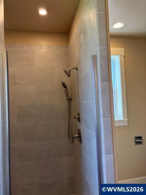 Bath - 708 NW George Ct, Sublimity, OR 97385 photo 4 of 5