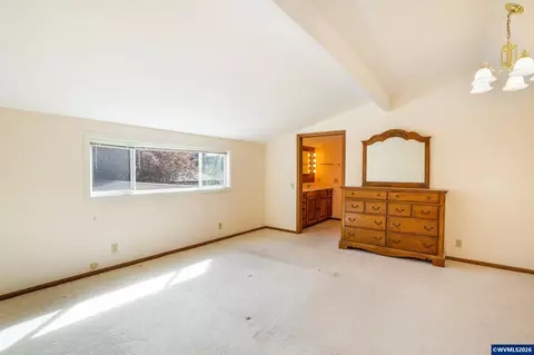 Bedroom - 732 E 22nd Ave, Eugene, OR 97405 photo 2 of 4