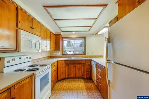 Kitchen - 732 E 22nd Ave, Eugene, OR 97405 photo 2 of 3