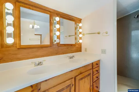 Bath - 732 E 22nd Ave, Eugene, OR 97405 photo 2 of 4