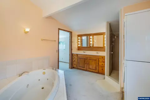 Bath - 732 E 22nd Ave, Eugene, OR 97405 photo 3 of 4