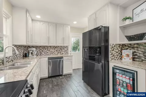 Kitchen - 4575 Eagle Crest Rd NW, Salem, OR 97304 photo 2 of 4