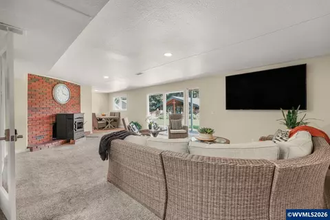 Living - 4575 Eagle Crest Rd NW, Salem, OR 97304 photo 4 of 6
