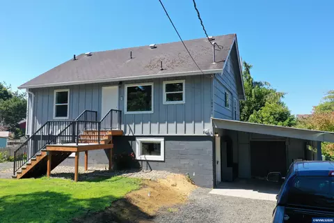 1039-1041 NE Grant St, Newport, OR 97365