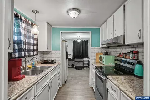 Kitchen - 127 13th St, Lyons, OR 97358 photo 1 of 3