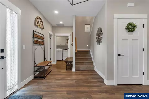 Entry Way - 431 Grant St, Silverton, OR 97381 photo 2 of 4