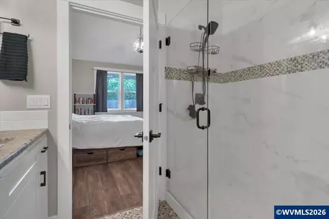 Bath - 431 Grant St, Silverton, OR 97381 photo 2 of 4