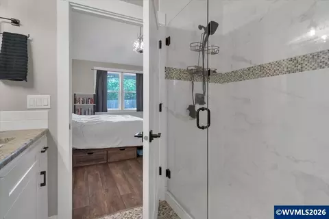 Bath - 431 Grant St, Silverton, OR 97381 photo 2 of 4