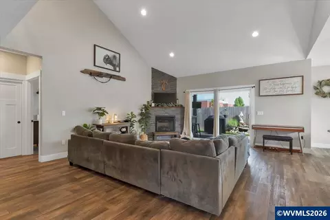 Living - 431 Grant St, Silverton, OR 97381 photo 1 of 1