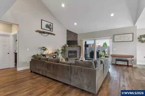 Living - 431 Grant St, Silverton, OR 97381 photo 1 of 1
