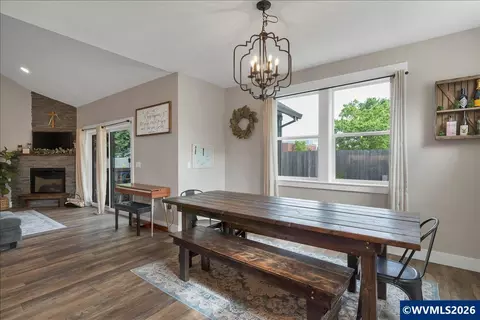Dining - 431 Grant St, Silverton, OR 97381 photo 1 of 3