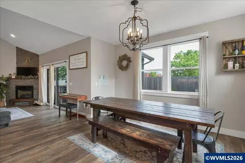 Dining - 431 Grant St, Silverton, OR 97381 photo 1 of 3