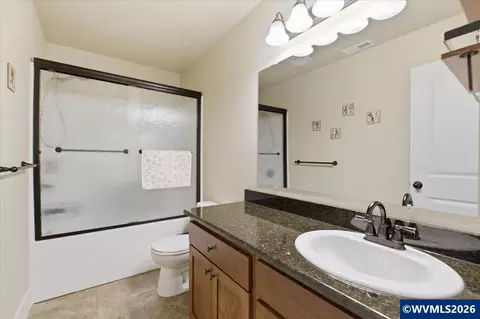 Bath - 2112 Equestrian Lp Lp S, Salem, OR 97302 photo 4 of 4