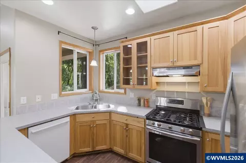 Kitchen - 740 Gray Pine St, Lyons, OR 97358 photo 3 of 5