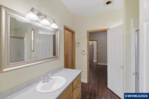 Bath - 740 Gray Pine St, Lyons, OR 97358 photo 4 of 5