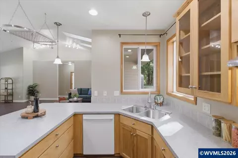 Kitchen - 740 Gray Pine St, Lyons, OR 97358 photo 4 of 5