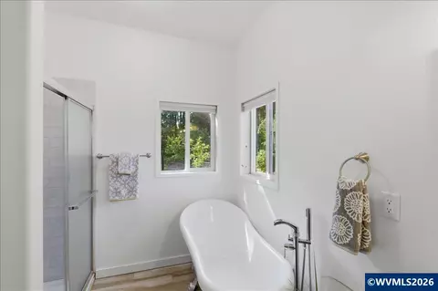 Bath - 740 Gray Pine St, Lyons, OR 97358 photo 1 of 5