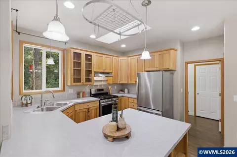 Kitchen - 740 Gray Pine St, Lyons, OR 97358 photo 2 of 5