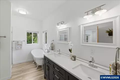Bath - 740 Gray Pine St, Lyons, OR 97358 photo 2 of 5
