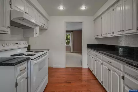 Kitchen - 220 NW Downy Dr, Sublimity, OR 97385 photo 3 of 4