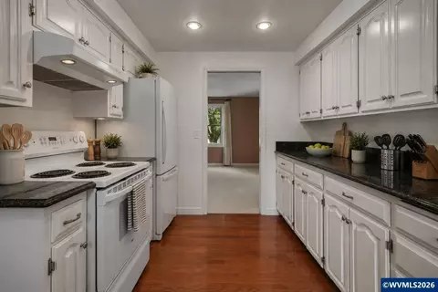 Kitchen - 220 NW Downy Dr, Sublimity, OR 97385 photo 1 of 4