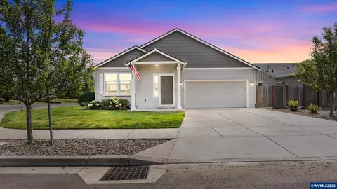 1492 SE Huckleberry Ave, Dallas, OR 97338