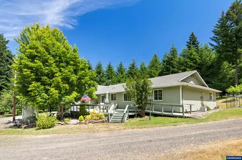 39711 Lacomb Dr, Lebanon, OR 97355