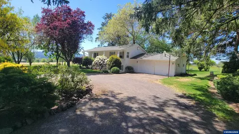 16765 NE Kings Grade, Newberg, OR 97132