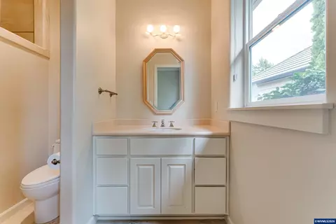 Bath - 875 Sand Ave, Eugene, OR 97401 photo 4 of 5