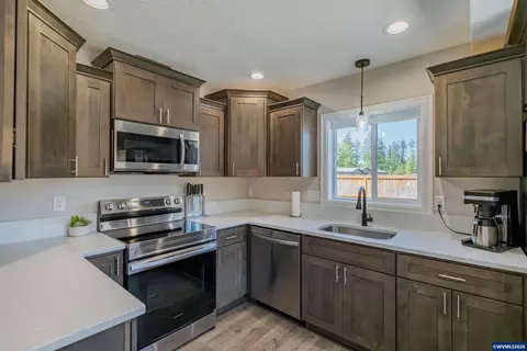 Kitchen - 123 Sorbin Ave E, Gates, OR 97346 photo 2 of 3