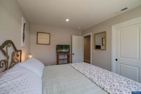 Bedroom - 123 Sorbin Ave E, Gates, OR 97346 photo 6 of 7