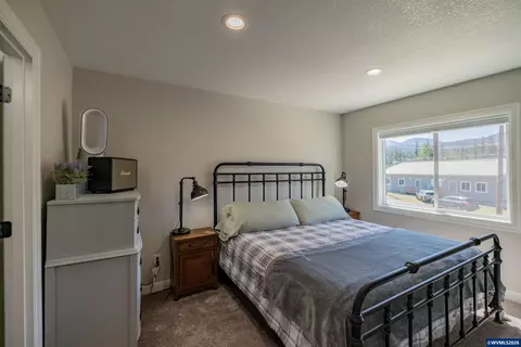 Bedroom - 123 Sorbin Ave E, Gates, OR 97346 photo 2 of 7