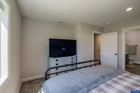 Bedroom - 123 Sorbin Ave E, Gates, OR 97346 photo 4 of 7