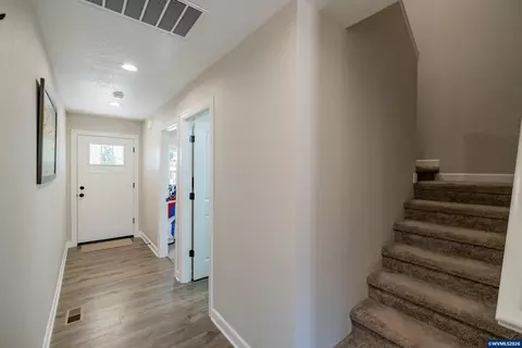 Entry Way - 123 Sorbin Ave E, Gates, OR 97346 photo 1 of 2