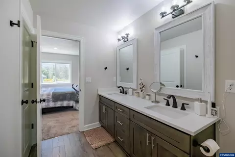 Bath - 123 Sorbin Ave E, Gates, OR 97346 photo 2 of 3