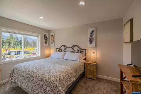 Bedroom - 123 Sorbin Ave E, Gates, OR 97346 photo 5 of 7